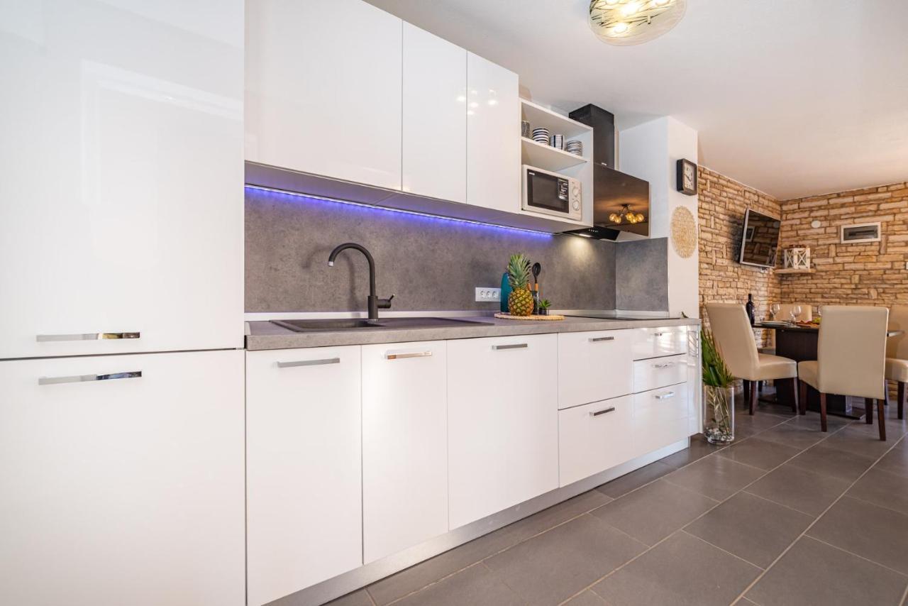Maia Lena Apartment Jasenice  Bagian luar foto