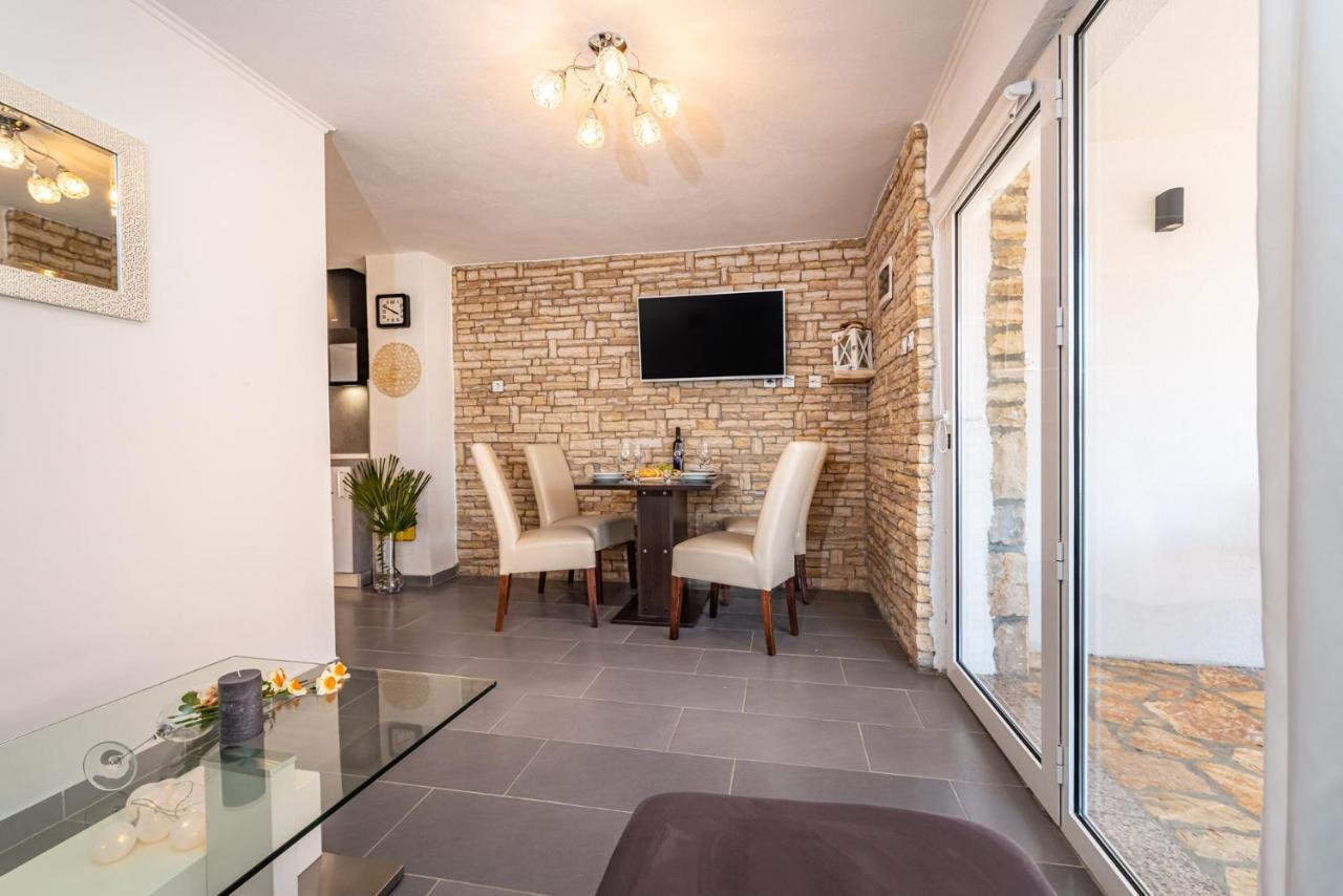 Maia Lena Apartment Jasenice  Bagian luar foto